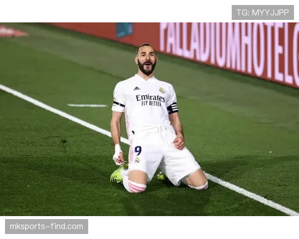 本泽马与苏亚雷斯巅峰期效率对比：全能中锋的风格分野与战术价值解析