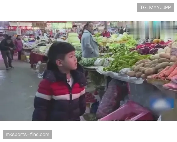 迪巴拉拎着塑料袋去菜市场，赛场王者瞬间变成隔壁大叔，笑抽