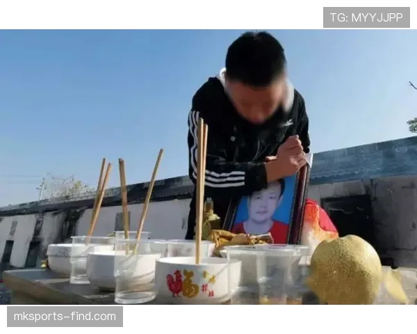 陈艺文手抱外卖，脚边那个名牌包好像在嘲笑我的存款